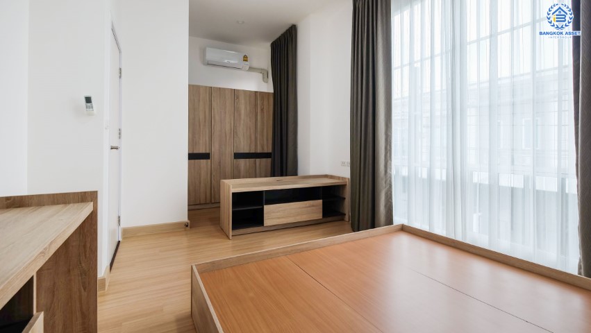 ทาวน์เฮ้าส์มือสองย่านนนทบุรี โครงการ คาซ่าซิตี้ ราชพฤกษ์-พระราม5 บ้านสวยพร้อมอยู่  เนื้อที่ 18.50 ตร.ว. ฟังก์ชัน 3 ห้องนอน 2 ห้องน้ำ *แถมเฟอร์นิเจอร์ให้ทั้งหลัง* พร้อมบิวท์อินห้องครัว บนทำเลที่เชื่อมต่อถนน รัตนาธิเบศร์, ราชพฤกษ์, นครอินทร์ เข้าเมืองสะดวก ใกล้รถไฟฟ้า สถานี "บางพลู"…